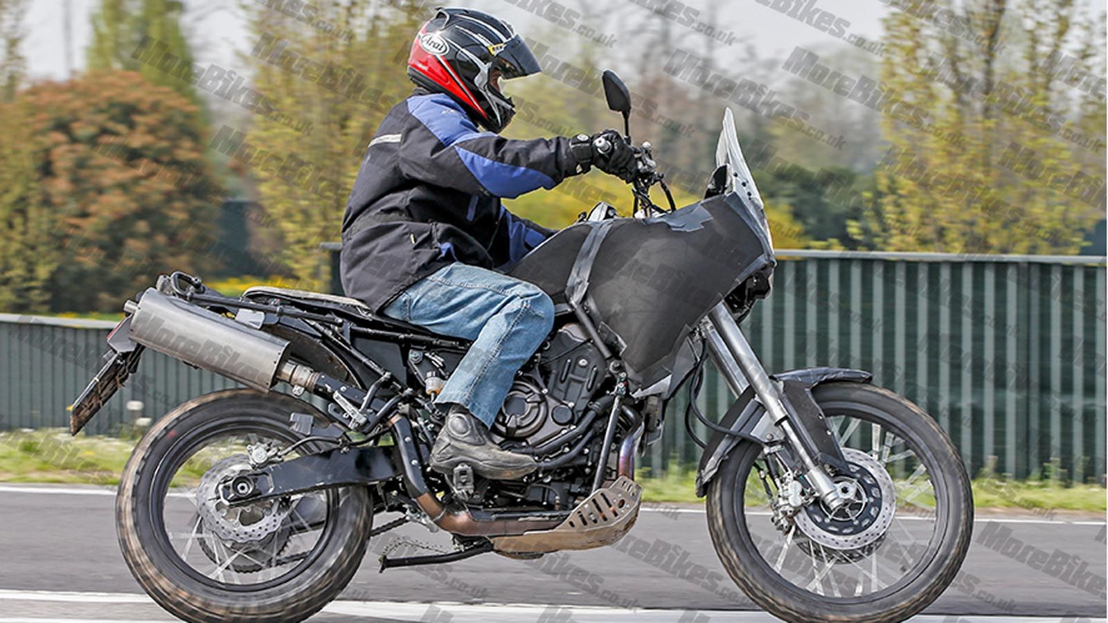 To νέο Adventure μοντέλο. Ο κινητήρας του MT-07 είναι προφανής, ενώ φαίνονται ξεκάθαρα οι νέες ζάντες και αναρτήσεις. 